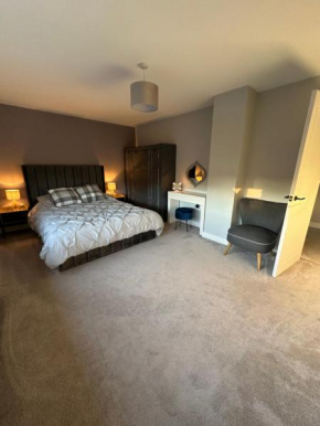 Elwood - spacious contemporary home from home in Harrogate with parking